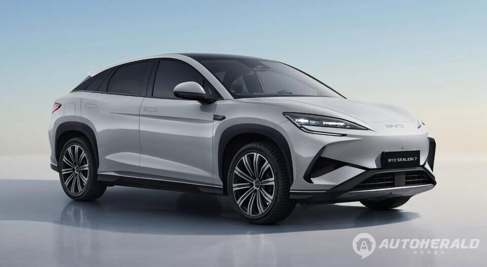 BYD의 중형 전기 SUV 씨라이언 7이 국내 출시에 앞서 환경부 인증을 완료했다(출처: BYD)