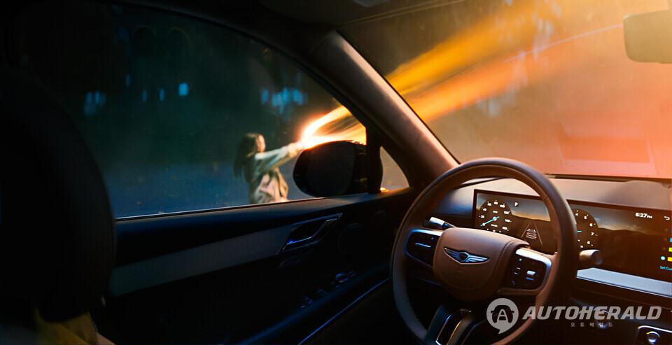 새 광고 캠페인은 무지개를 끌어와 GV80과 연결하는 환상적 장면이 담겨 있다.(출처:제네시스)