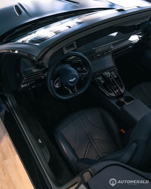 밴티지 로드스터는 1950년, DB2에 밴티지 엔진 업그레이드 팩을 적용하면서 시작된 오픈탑 밴티지 모델의 전통을 이어간다. (출처: 애스턴마틴)