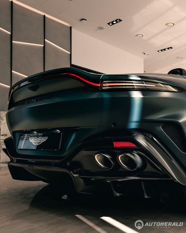 퍼포먼스와 감성, 디자인을 집약한 밴티지 로드스터는 영국을 대표하는 최신 스포츠카로서의 매력을 선보인다. (출처: 애스턴마틴)