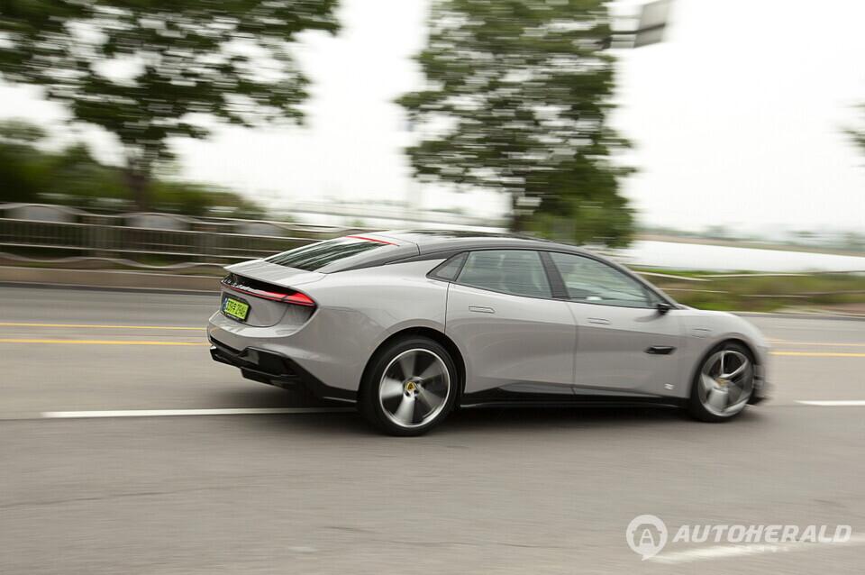 무한 경쟁 시대, 럭셔리카도 가성비 따진다. 로터스 에메야 (출처: 로터스)