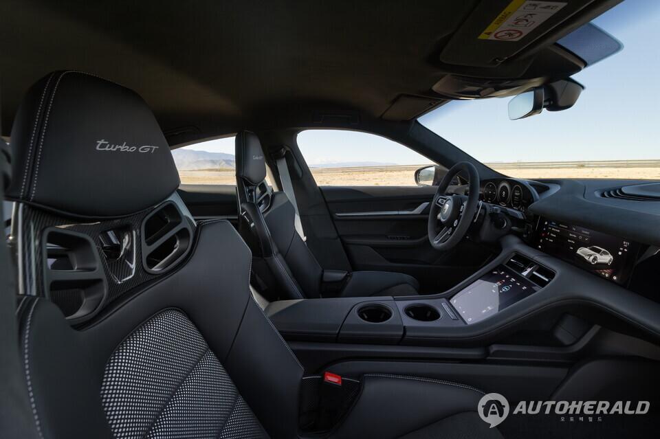 옵션 가득한 타이칸 터보 GT와 동일하게 가격을 맞춰 소비자 선택 폭을 넓혔다. (출처: 오토헤럴드)