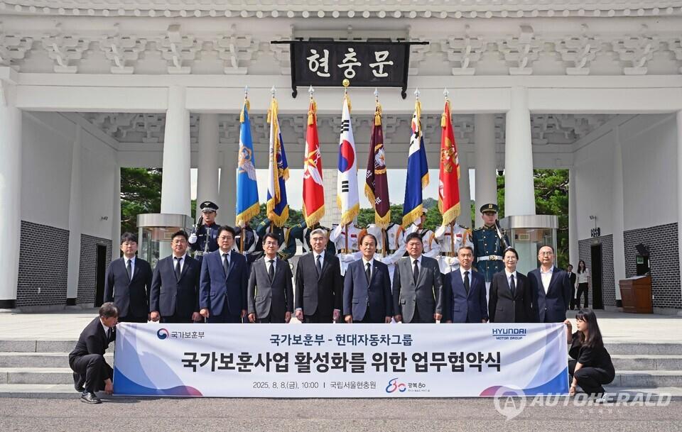 (왼쪽 네 번째부터) 현대차그룹 전략기획실장 김동욱 부사장, 전략기획담당 성 김 사장, 국가보훈부 권오을 장관 등 주요 관계자들이 현충문 앞에서 기념 촬영을 하고 있는 모습 (출처: 현대차그룹)
