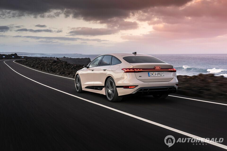 실내에는 11.9인치 버츄얼 콕핏 플러스와 14.5인치 MMI 터치 센터 디스플레이가 탑재된다(출처: 아우디)