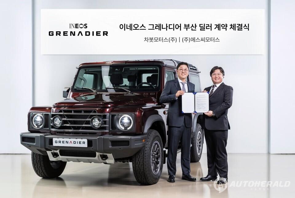 차봇모터스는 영남권 핵심 거점 강화를 위해 부산 지역 공식 딜러사로 에스씨모터스를 신규 선정했다. (좌) 에스씨모터스 김유신 대표, (우) 차봇모터스 정진구 대표 (출처: 차봇모터스)