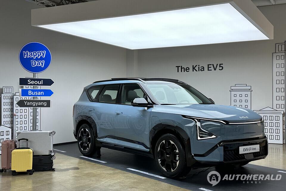 기아가 준중형 전기 SUV EV5를 출시하고 4일부터 본격적인 계약에 돌입한다고 밝혔다(오토헤럴드 김훈기 기자)
