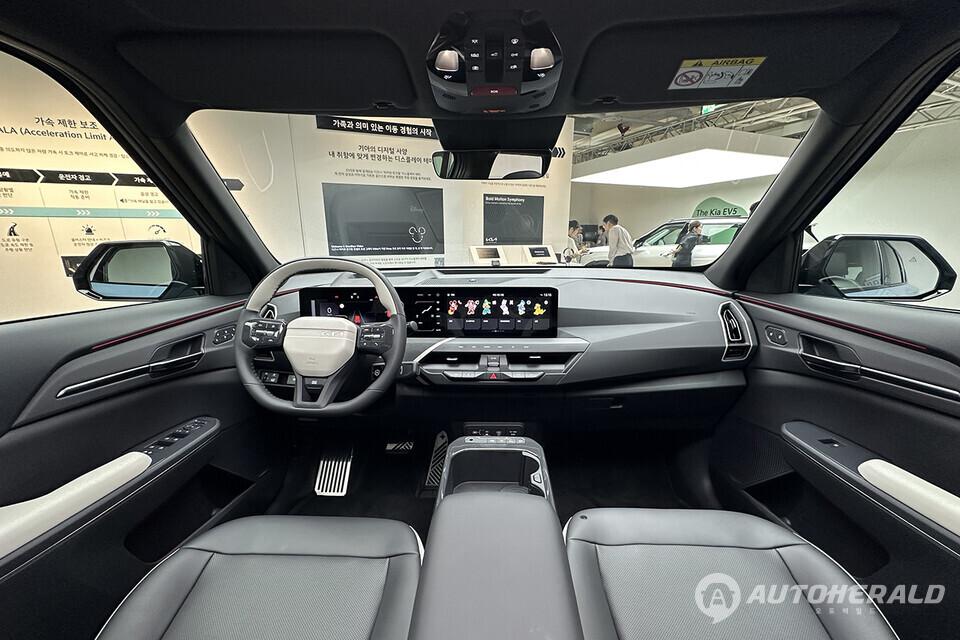 EV5 실내는 여유로운 공간감을 특징으로 스포티함이 느껴지도록 구현됐다(오토헤럴드 김훈기 기자)