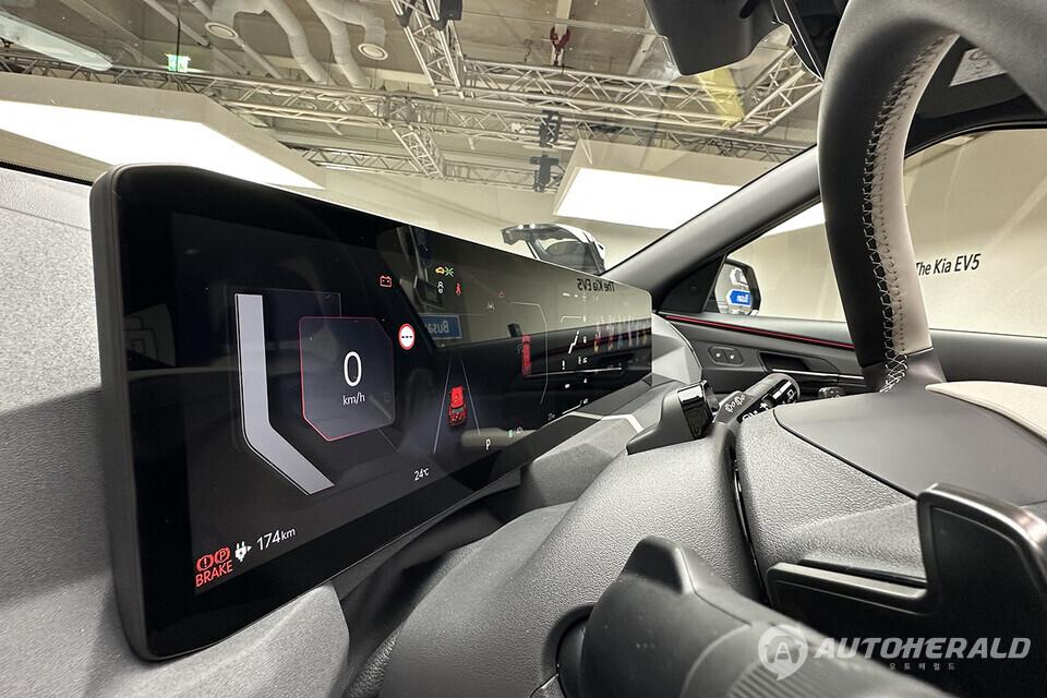 EV5 실내에는 1, 2열 모든 탑승객을 배려한 다양한 사양들이 탑재됐다(오토헤럴드 김훈기 기자)