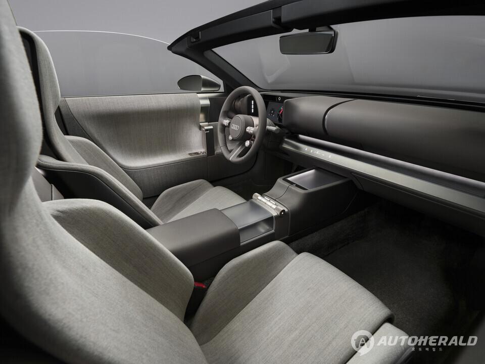 티타늄 톤온톤 색상과 자연 소재로 꾸며진 컨셉트 C의 미니멀한 인테리어.(아우디)