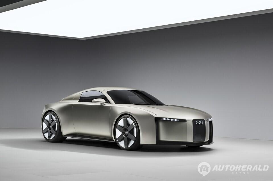 수직 프레임과 4-요소 조명 시그니처로 완성된 아우디의 새로운 얼굴.(아우디)