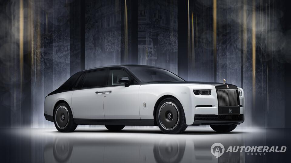 롤스로이스 팬텀 센테너리 프라이빗 컬렉션(Phantom Centenary Private Collection). 팬텀 100년의 유산을 기념하며 제작된 단 25대 한정 모델로, 슈퍼 샴페인 크리스털 투톤 컬러가 고전적 품격을 완성했다. (롤스로이스)