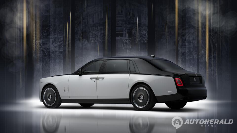 유려한 실루엣과 절제된 선으로 표현된 팬텀 센테너리의 후면 디자인. 1930년대 팬텀의 클래식한 비율을 현대적으로 해석해 ‘움직이는 예술’의 본질을 재정의한다. (롤스로이스)