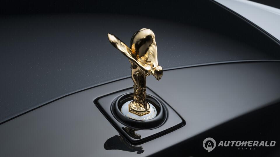 1925년 팬텀Ⅰ의 상징을 되살린 ‘스피릿 오브 엑스터시(Spirit of Ecstasy)’. 18캐럿 골드로 주조 후 24K 금으로 마감되었으며, ‘Phantom Centenary’ 전용 각인이 새겨졌다. (롤스로이스)