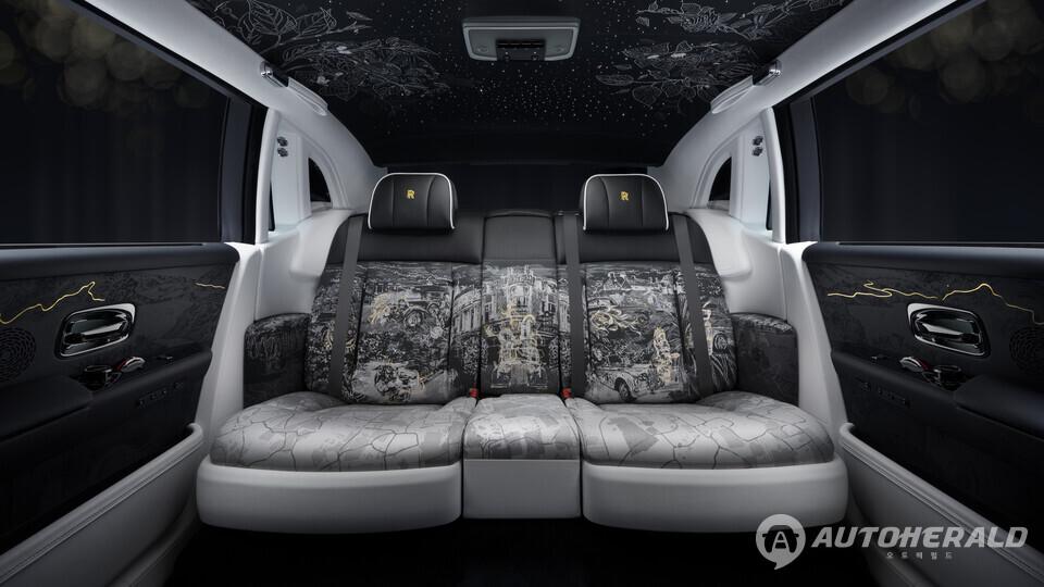 팬텀의 100년 역사를 직조한 실내 공간. 12개월간 패션 아틀리에와 협업해 완성된 고해상도 프린트 패브릭과 16만 스티치 자수가 결합돼 예술품의 품격을 더한다. (롤스로이스)