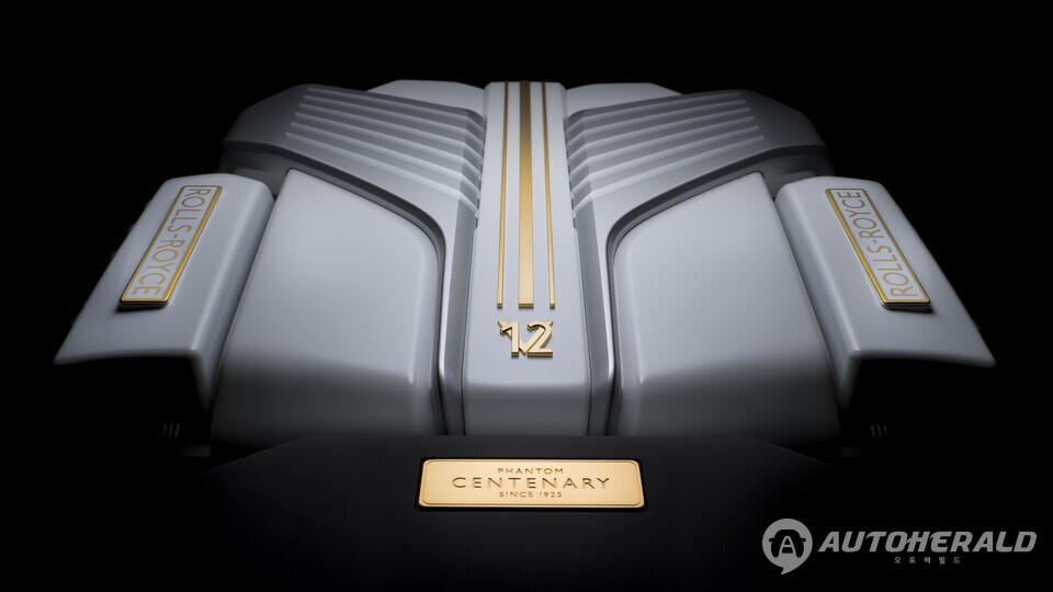 6.75리터 V12 엔진 커버에도 24K 금 장식이 더해졌다. ‘Phantom Centenary Since 1925’ 문구가 새겨져, 세기의 럭셔리를 상징하는 황금빛 디테일을 완성한다. (롤스로이스)