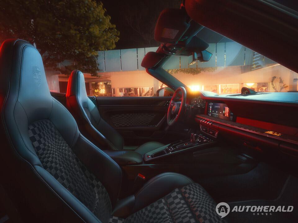 실내는 아이코닉한 파샤 패브릭 패턴과 특별한 계기판이 특징이다(출처: 포르쉐)