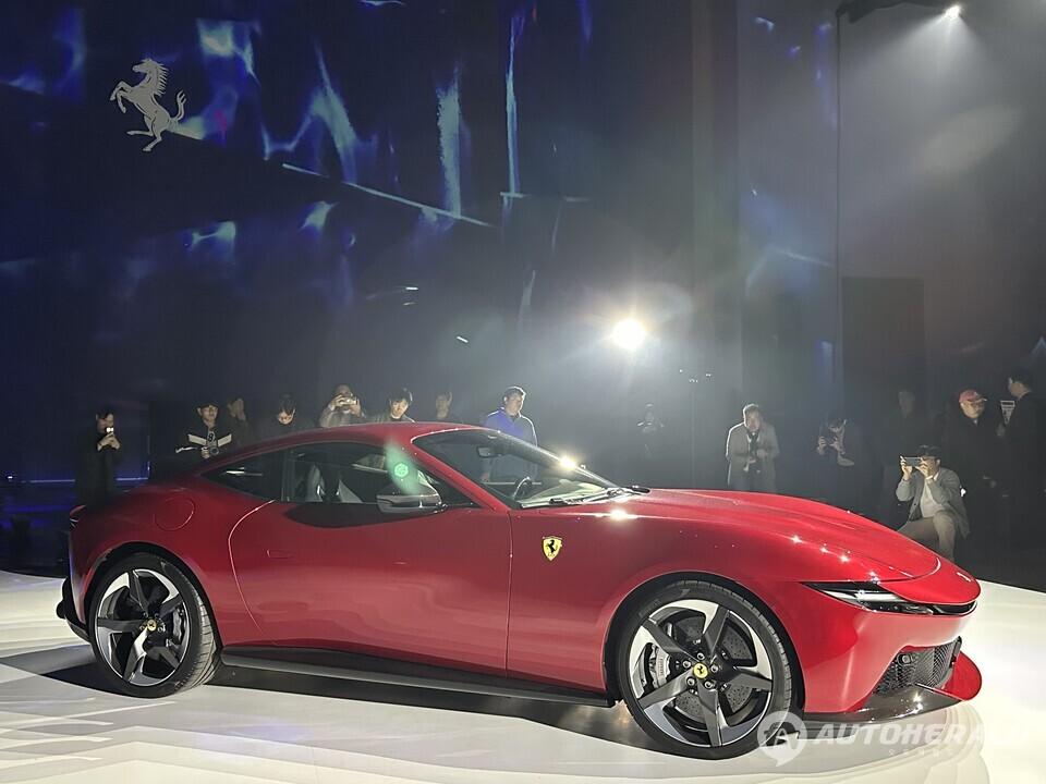 페라리가 새로운 프런트 미드 V8 2+ 쿠페 '페라리 아말피(Ferrari Amalfi)'를 국내 출시했다(오토헤럴드 김훈기)