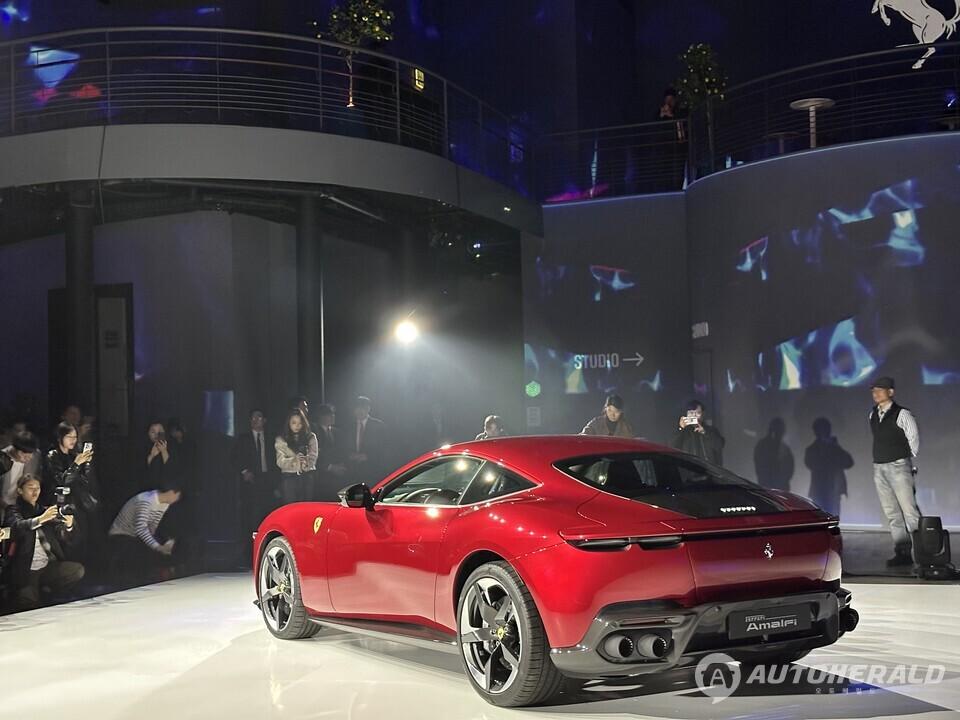 신차의 후면은 차체를 감싸는 수평 라인과 숨겨진 테일라이트가 정제된 느낌을 전달한다(오토헤럴드 김훈기 기자)