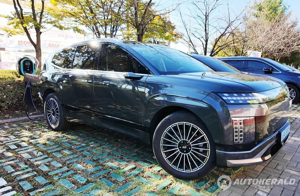 완속 충전 중인 현대차 아이오닉 9. 배터리를 76% 채우고 주행 가능 거리 403km의 상태에서 리젠 하이퍼 마일링에 도전했다. (김흥식 기자)