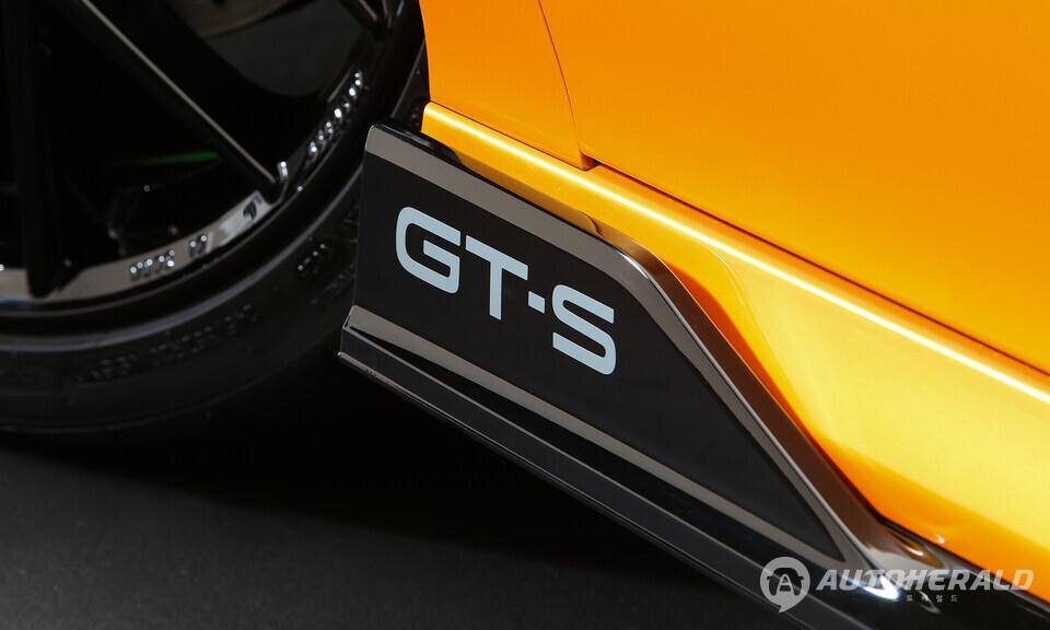 사이드 스커트에 새겨진 GT-S 엠블럼. 세마쇼 현장에서 도요타가 제시한 퍼포먼스 세단의 새로운 아이콘을 상징한다.(도요타)