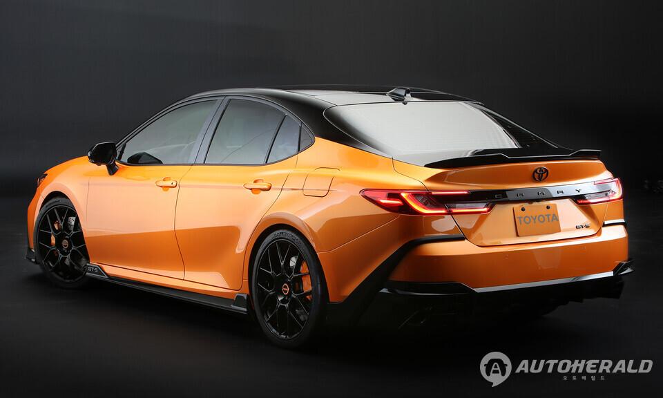 리어 스포일러와 대구경 머플러, 블랙 루프 라인으로 완성된 후면부. 공기 흐름을 고려한 디퓨저 라인이 GT-S만의 역동성을 강조한다.(도요타)