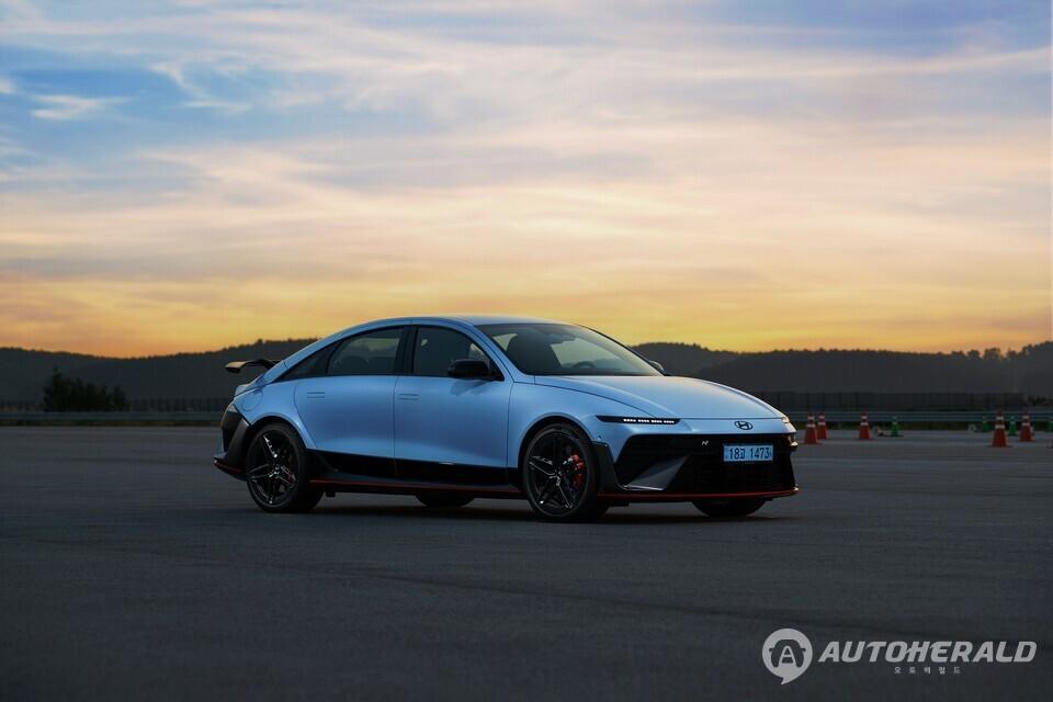 노을빛이 드리운 HMG 드라이빙 익스피리언스 센터 트랙 위에서 아이오닉 6 N이 고요한 긴장감 속에 출발을 기다리고 있다. (현대자동차)