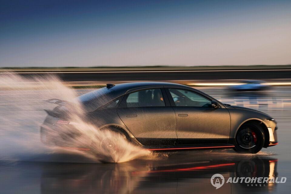 젖은 노면의 원선회 코스에서도 완벽한 밸런스를 유지하며 미끄러지듯 가속하는 아이오닉 6 N.(현대자동차)