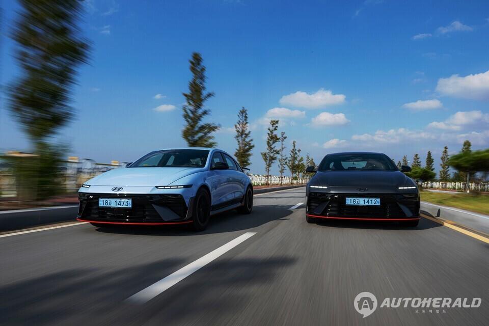 일상 도로에서 아이오닉 6 N는 세단처럼 부드럽고 조용했지만 언제든 폭발할 수 있는 긴장감을 숨기고 있었다. (현대자동차)