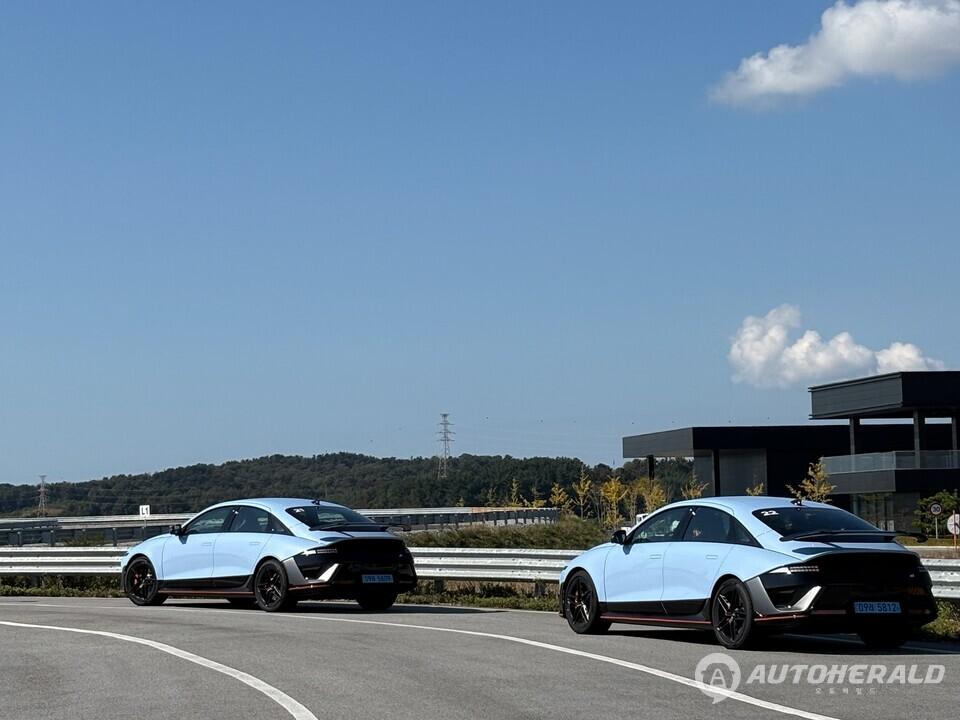 서킷 진입을 기다리고 있는 아이오닉 6 N. 리어 윙과 디퓨저가 강조된 후면 라인은 전동화 N의 공격적인 실루엣을 보여 준다. (김흥식 기자)