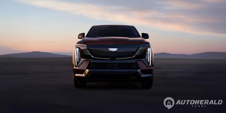 캐딜락이 플래그십 SUV ‘에스컬레이드’를 순수 전기 모델로 새롭게 진화시킨 ‘에스컬레이드 IQ’를 오는 11월 국내에 출시한다. (출처: 캐딜락)