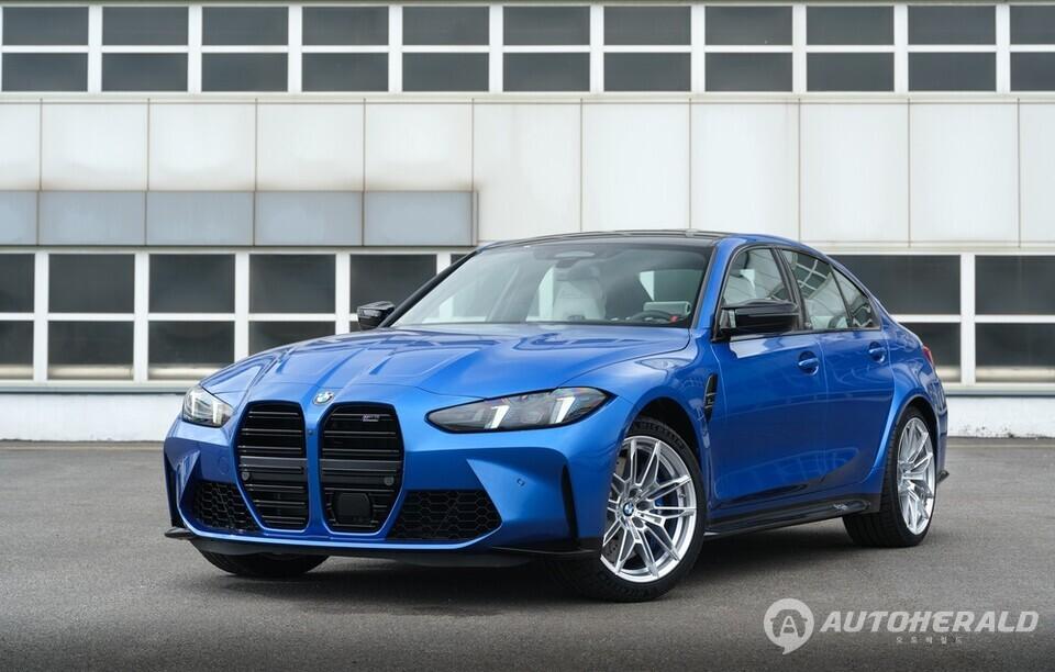 BMW M3 컴페티션 M xDrive 스페셜 에디션은 최고의 주행 성능과 최상의 운전 즐거움을 선사하는 M3 컴페티션 xDrive에 BMW 인디비주얼 마누팍투어의 화려한 페인트와 고급스러운 사양을 더했다. (출처: BMW 코리아)