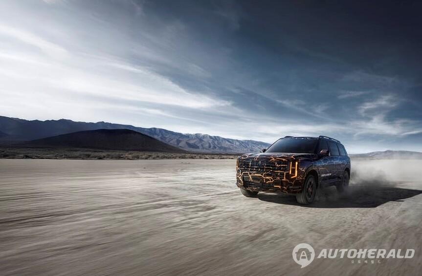 오렌지에서 퍼플로 이어지는 예술적 랩핑을 두른 2027 기아 텔루라이드 프로토타입이 알라바마 힐즈의 험로를 질주하고 있다.(기아)