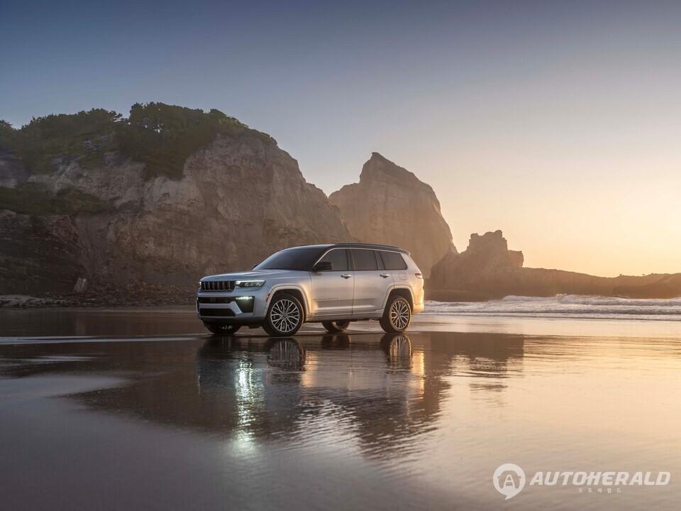 해안 절벽을 배경으로 서 있는 2026 지프 그랜드 체로키. 새롭게 탑재된 2.0ℓ 허리케인 4 터보 엔진을 중심으로 파워트레인과 디자인 전반을 개선했다. (스텔란티스)