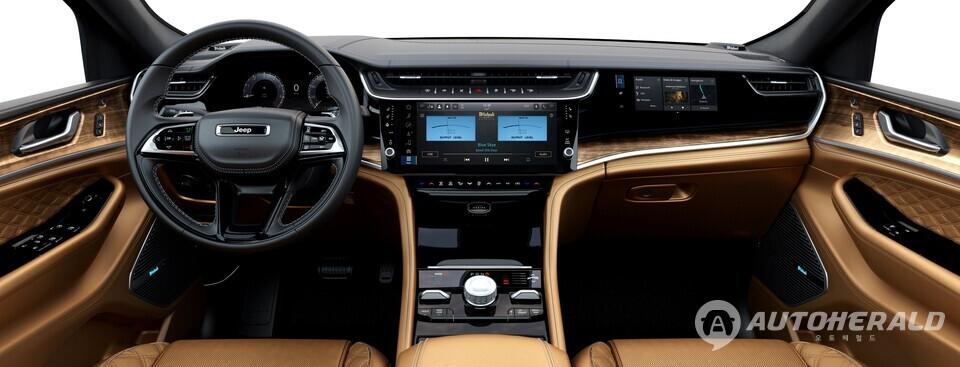 12.3인치 인포테인먼트 디스플레이와 10.25인치 조수석 전용 스크린을 갖춘 2026 그랜드 체로키 실내. 매킨토시 19스피커 오디오와 천연 가죽 소재로 마감된 인테리어를 적용했다.(스텔란티스)