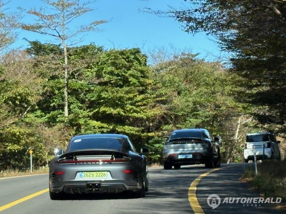 911 GT3는 자연흡기 4.0L 수평대향 6기통 엔진으로 9000rpm까지 치솟는 회전감과 정제된 폭발력을 동시에 품고 있다. (김흥식 기자)