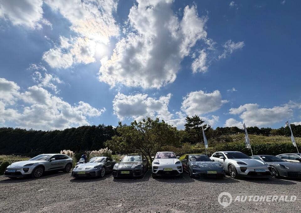 제주 ‘포르쉐 올레 드라이브’ 현장, 파나메라·타이칸·카이엔 등 GTS 라인업이 한자리에 모여있다. (김흥식 기자)