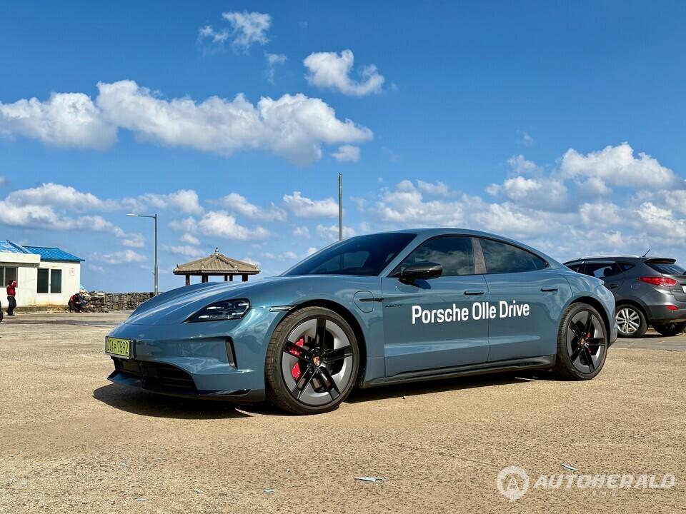 제주의 해안에서 만난 포르쉐 순수 전기 스포츠카 타이칸 GTS, 런치 컨트롤 사용 시 최대 700마력(515kW)의 오버부스트 출력을 발휘한다. (김흥식 기자)