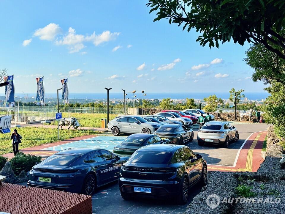 GTS 라인업의 핵심, 블랙 하이글로스 디테일과 레드 캘리퍼로 강조된 스포티 감성을 엿볼수 있다. (김흥식 기자)