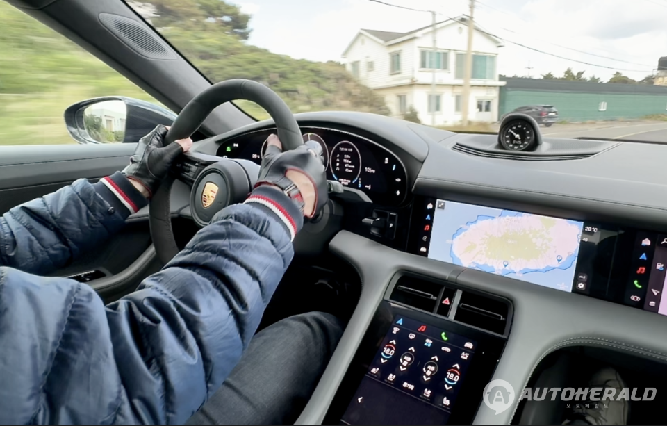 푸시 투 패스(Push-to-Pass) 기능으로 순간 70kW를 추가 출력하는 타이칸 GTS. (김흥식 기자)