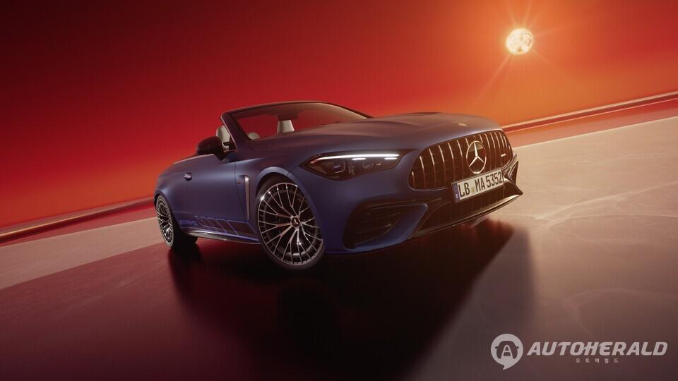 마누팍투어 스펙트럴 블루 마그노(MANUFAKTUR Spectral Blue Magno)’ 컬러를 적용한 메르세데스 AMG CLE 53 4MATIC+ 카브리올레 리미티드 에디션. (벤츠 코리아)