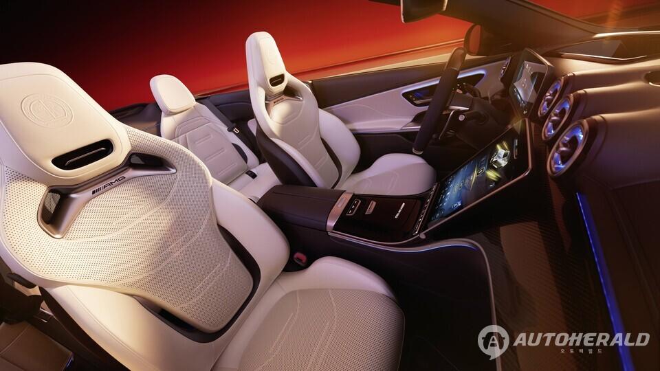 메르세데스 AMG CLE 53 4MATIC+ 카브리올레 리미티드 에디션은 국내에 단 15대만 공급되며 벤츠 온라인 스토어에서만 판매한다. (벤츠 코리아)