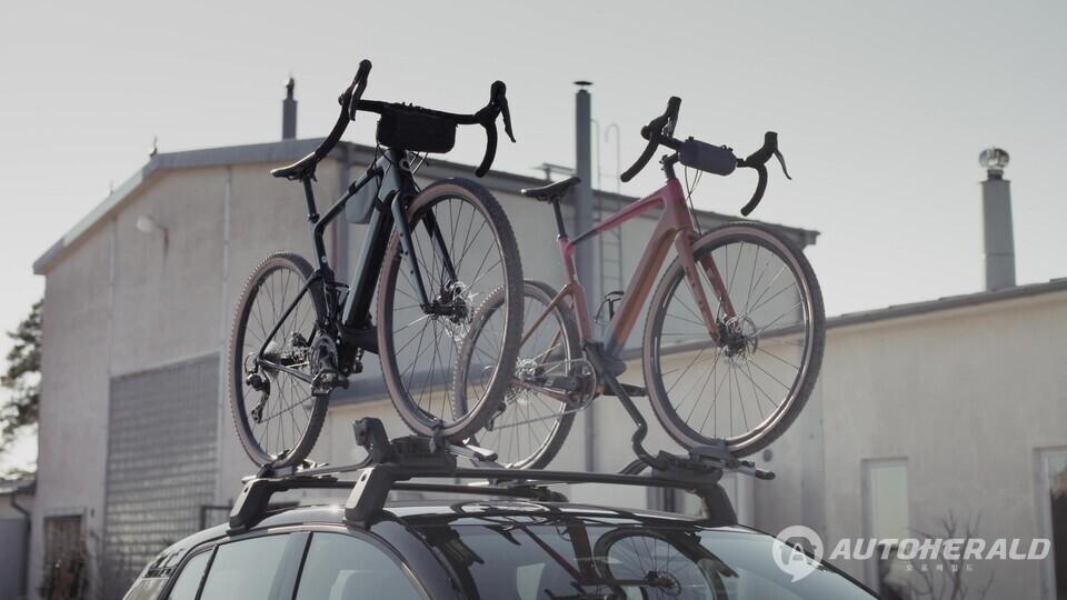 V60CC 포레스트 레이크 에디션은 최상위 트림인 울트라 트림을 바탕으로 플래그십 수준의 안전성과 편의사양을 탑재했다. (볼보자동차 제공)