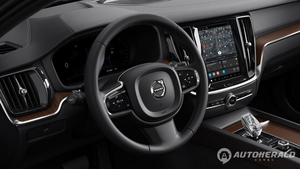 볼보 V60CC는 볼보자동차의 독창적인 영역의 라인업인 크로스컨트리 모델로, 스웨덴의 혹독한 겨울과 거친 지형에서도 탁월한 성능과 운전자가 기대하는 편안함을 제공할 수 있도록 개발됐다. (볼보자동차 제공)