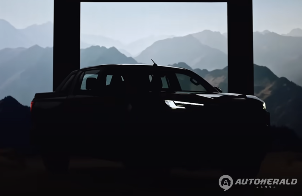 도요타가 오는 10일 공개를 예고한 새로운 픽업트럭. 차세대 하이럭스기반의 순수 전기 픽업트럭으로 전망된다. (출처:유튜브 캡처)