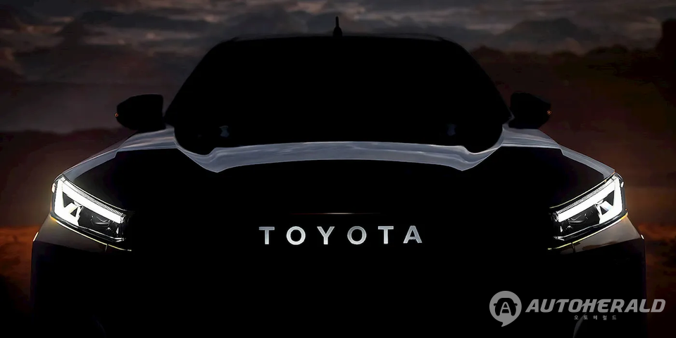 새로운 픽업 트럭의 전면부. 영상에는 도요타 레터링에 조명을 적용하고 수평형 LED 테일램프를 가진 더블캡(Double Cab) 픽업트럭의 실루엣이 등장한다. (출처:유튜브 캡처)