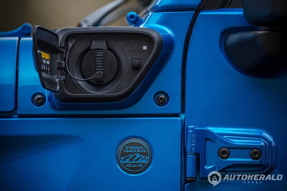 스텔란티스그룹 일부 플러그인 하이브리드 모델에서 배터리 문제로 화재 위험이 발견되어 리콜이 실시된다(출처: 지프)