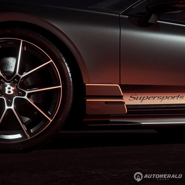 벤틀리가 공개한 신형 슈퍼 스포츠의 측면 디테일. 카본 파츠와 ‘Supersports’ 레터링이 차량의 성격을 드러낸다.(벤틀리 제공)