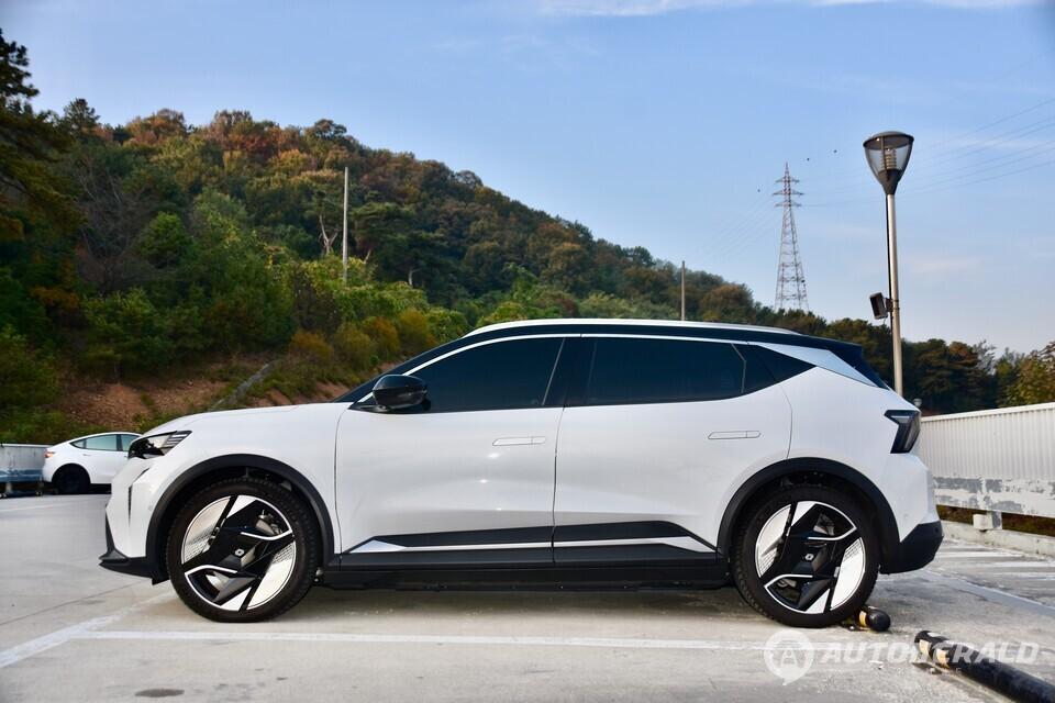 세닉 E-Tech는 LG에너지솔루션 NCM 배터리, 전기차 전용 플랫폼, 효율적인 배터리 관리 시스템으로 에너지 효율은 물론 주행 안정성까지 뛰어난 모델이다. (김흥식 기자)