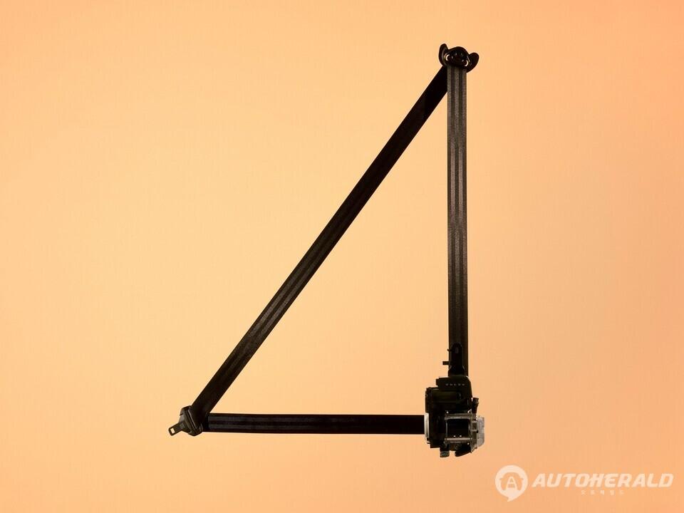 볼보의 ‘멀티 어댑티브 안전벨트’는 탑승자 개개인에게 맞춤화된 최적의 보호 기능을 제공하는 것이 특징이다. (볼보자동차 제공)