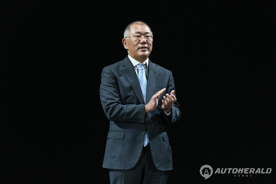 정의선 현대차그룹 회장이 기아 80주년 기념행사에서 축사를 하고 있다. 정 회장은 이날 "초개인화 등 새로운 질서 속에서 또 다른 미래를 창업해야 한다"고 강조했다.(현대자동차 제공)